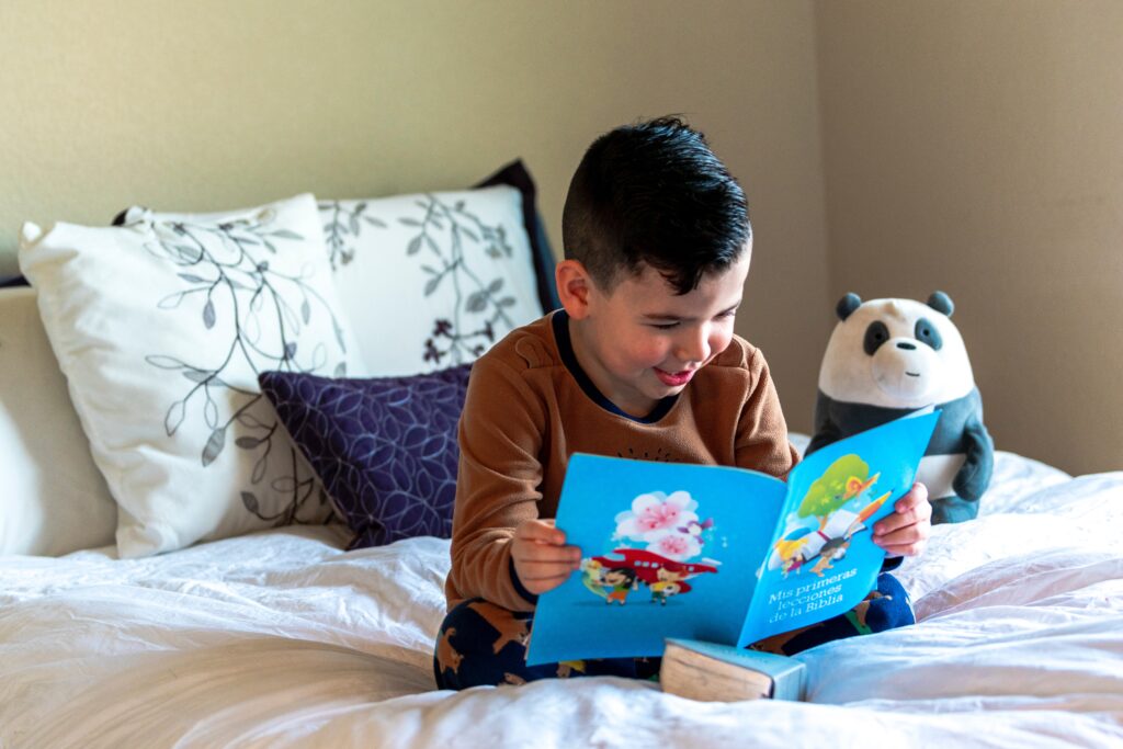 child reading a story in Spanish