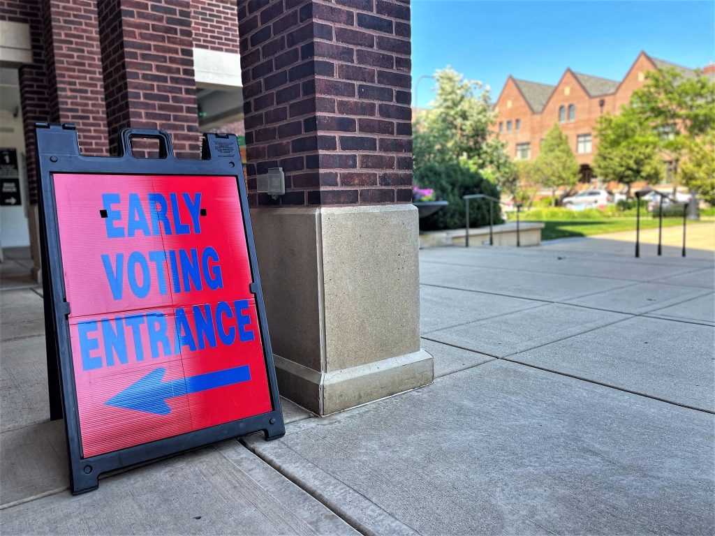 A sign with an arrow that reads "Early Voting Entrance."
